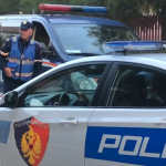 Nënkomisari i Policisë dhe djali i tij qëllojnë me armë të riun pas një sherri! Pranga efektivit, në kërkim i biri 1 Kavaje policia