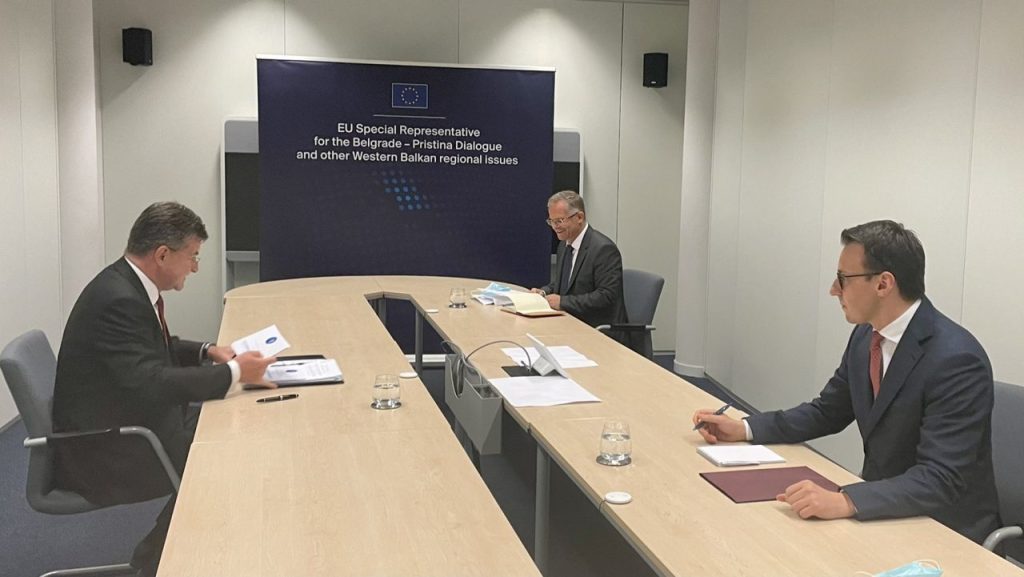 Marrëveshja për energjinë, delegacionet e Kosovës dhe Serbisë takohen sot në Bruksel LAJCAKU