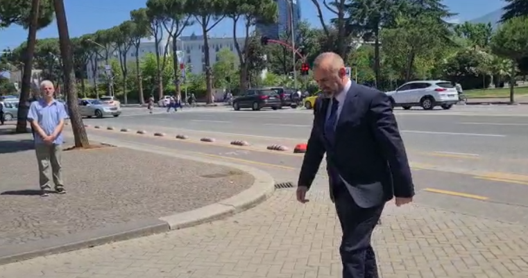 FOTOT/ Maxhoranca në homazhe për Nishanin, nga Spiropali tek Balla, ja ministrat e deputetët e pranishëm 2 Manja