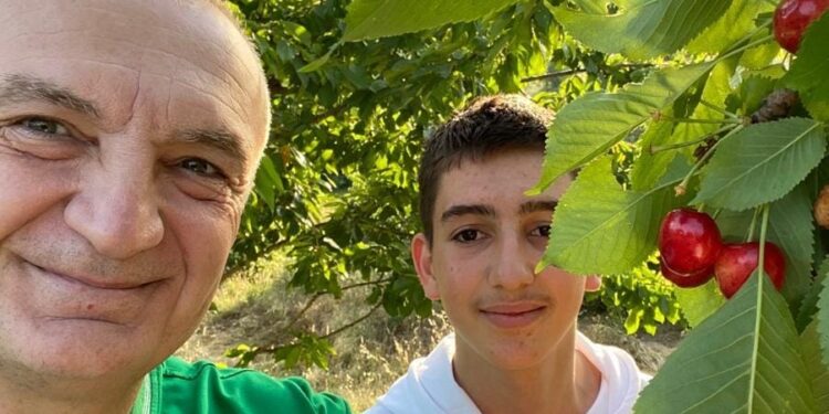 Ilir Meta shkon në Çepan të Skraparit: Duke mbledhur qershitë e fundit. Me Fernandon…! Meta 3 750x375 1