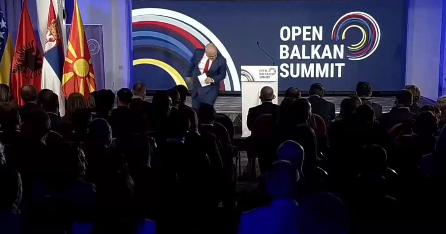 VIDEO/ Rama pengohet tek shkallët pasi mbylli fjalën. Ja si reagoi kryeministri Rama pengohet