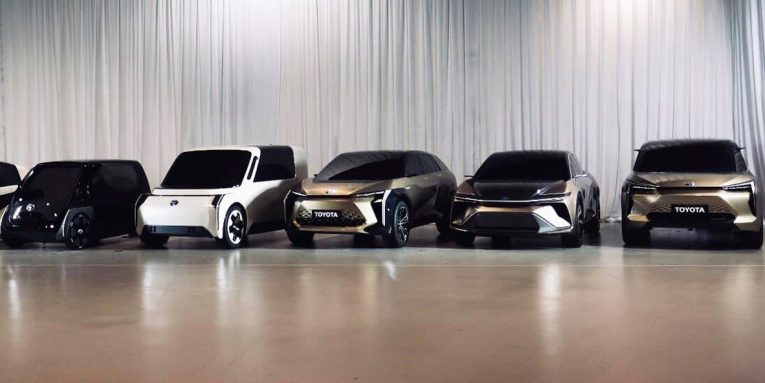 Toyota tërheq mbrapsht 2700 automjete Toyota