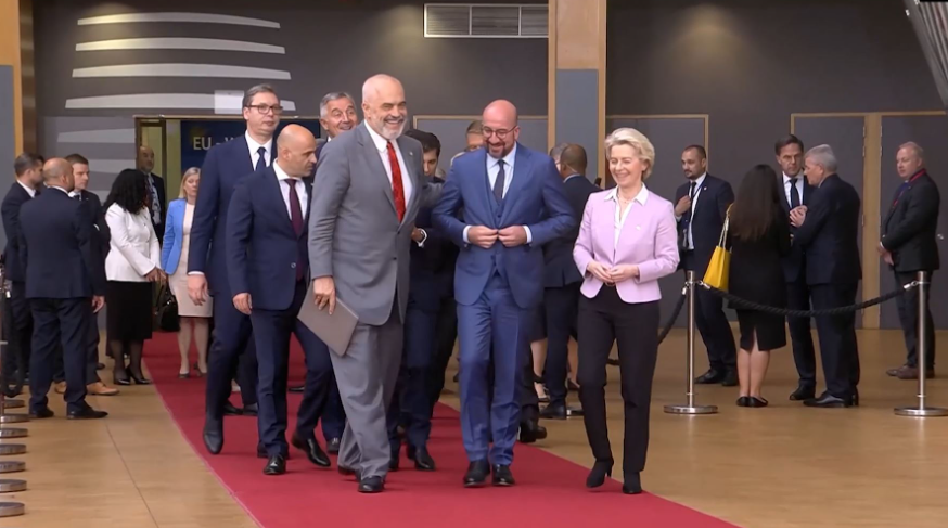 VIDEO/ Rama “shkrin” së qeshuri Michel dhe Von der Leyen pas Samitit Untitled 81