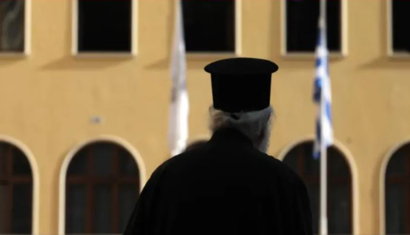 Gruaja e priftit denoncon në rrjetet sociale: Burri abuzon me mua Untitled 92