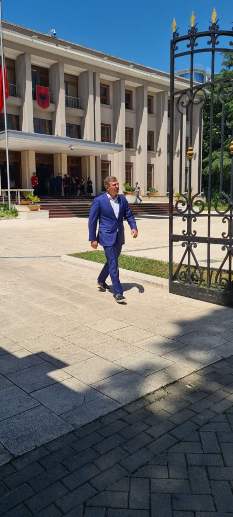 FOTOT/ Maxhoranca në homazhe për Nishanin, nga Spiropali tek Balla, ja ministrat e deputetët e pranishëm 5 WhatsApp Image 2022 06 02 at 11.26.03 AM 1