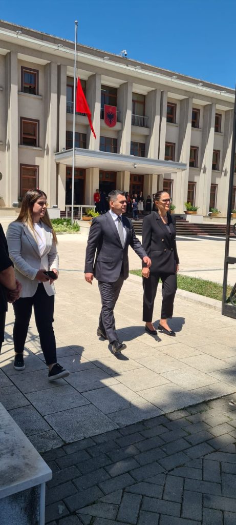 FOTOT/ Maxhoranca në homazhe për Nishanin, nga Spiropali tek Balla, ja ministrat e deputetët e pranishëm 4 WhatsApp Image 2022 06 02 at 11.29.04 AM 1 1