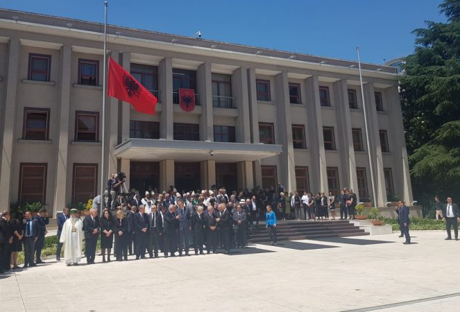 FOTOT/ Maxhoranca në homazhe për Nishanin, nga Spiropali tek Balla, ja ministrat e deputetët e pranishëm WhatsApp Image 2022 06 02 at 11.58.26 AM e1654164055566 663x450 1