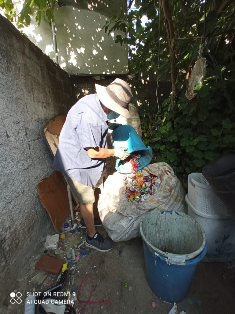 Papunësia dhe varfëria, historia e çiftit që përfunduan nga tregtarë ambulantë në mbledhës mbeturinash 1 WhatsApp Image 2022 06 13 at 8.49.05 AM 1