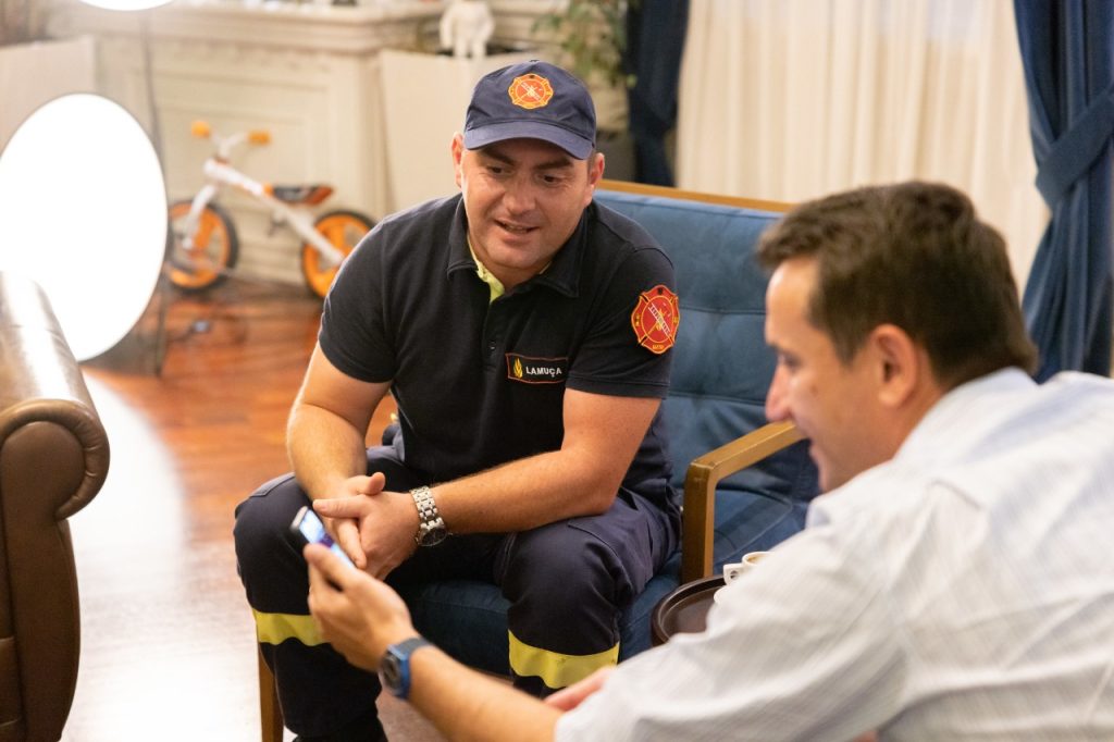 Veliaj nderon me Medaljen e Mirënjohjes së Qytetit, zjarrfikësin hero që i shpëtoi jetën dy vajzave të vogla në Astir 2 WhatsApp Image 2022 06 30 at 12.36.12 PM 1