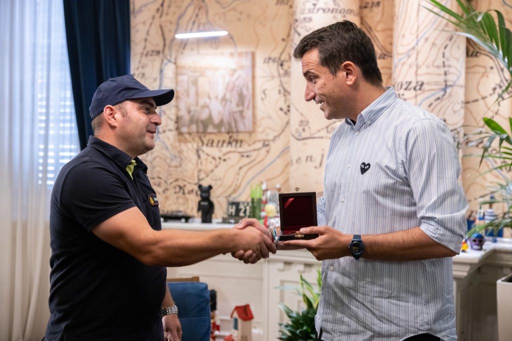 Veliaj nderon me Medaljen e Mirënjohjes së Qytetit, zjarrfikësin hero që i shpëtoi jetën dy vajzave të vogla në Astir 3 WhatsApp Image 2022 06 30 at 12.36.12 PM