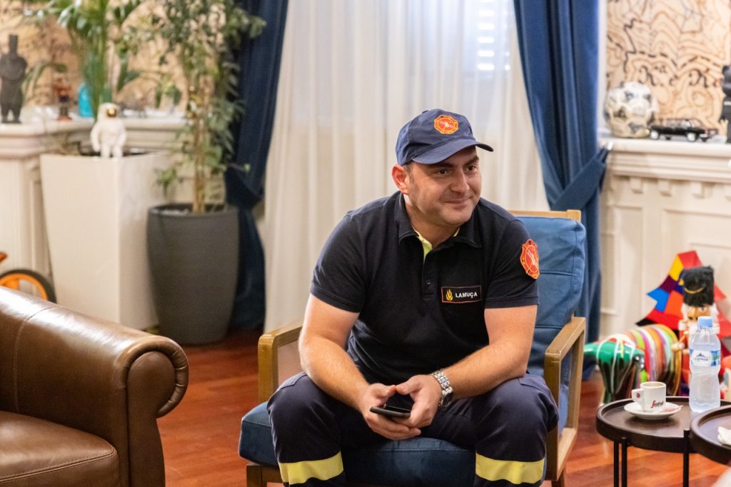 Veliaj nderon me Medaljen e Mirënjohjes së Qytetit, zjarrfikësin hero që i shpëtoi jetën dy vajzave të vogla në Astir 1 WhatsApp Image 2022 06 30 at 12.36.12 PM 2