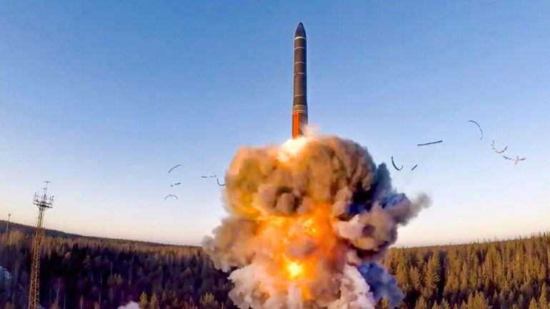 Fuqitë botërore drejt forcimit të arsenaleve bërthamore arme 770x433 1