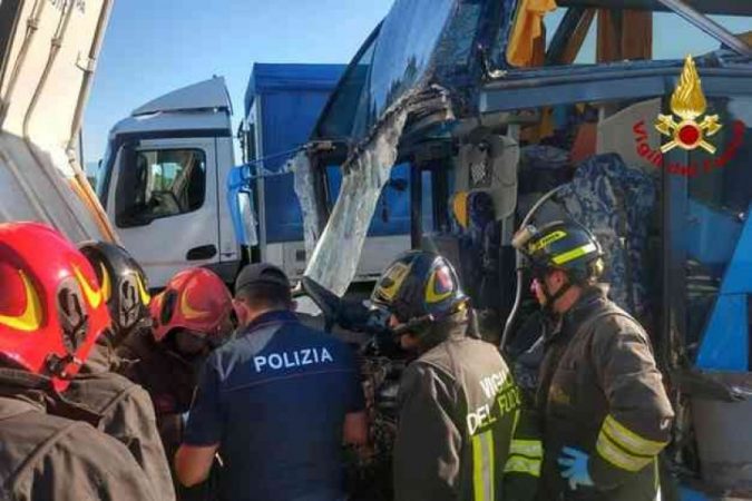 Aksident i rëndë në Itali, autobusi i nisur nga Serbia përplaset me dy kamionë, 19 të plagosur auto 286190363 3401183903449153 8462573186416296509 n1654515525 675x450 1