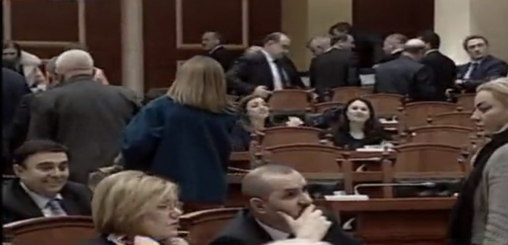 3 opsionet: Berisha me të tijët braktisin sallën, LSI voton, Duma, Gjekmarkaj e Salianji s’votojnë bbba