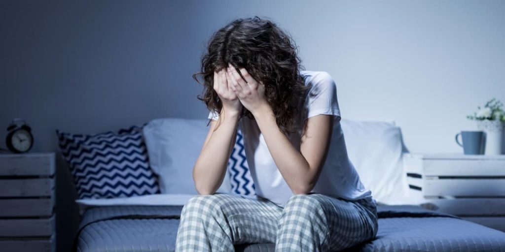 Probleme me gjumin dhe zgjoheni qull në djersë? Ja çfarë po ndodh me trupin tuaj dini