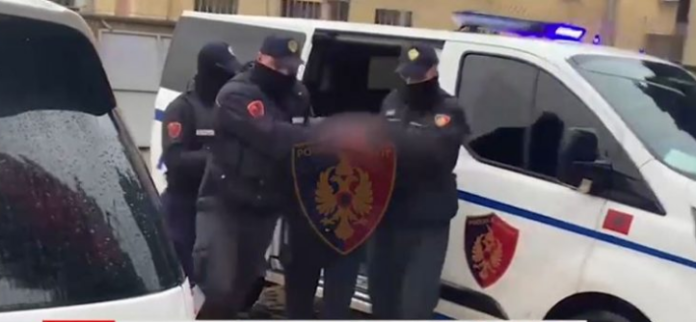Fier: Arrestohen babë e bir, të dënuar për trafik lëndësh narkotike droga