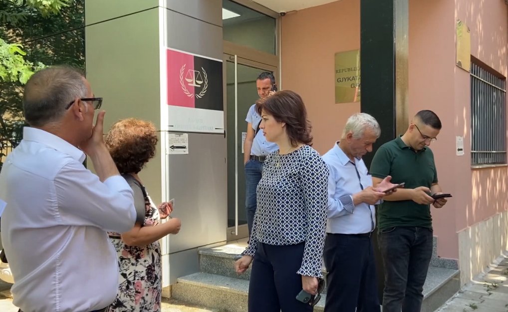 Avokatët e Durrësit nuk dorëzohen, vijojnë bojkotin e seancave gjyqësore ezgif 5 203d778e82