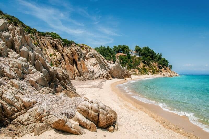 Policia greke në kërkim të shqiptarit, dyshohet se ka përdhunuar një 22-vjeçare në plazh greece halkidiki sithonia vourvourou beach