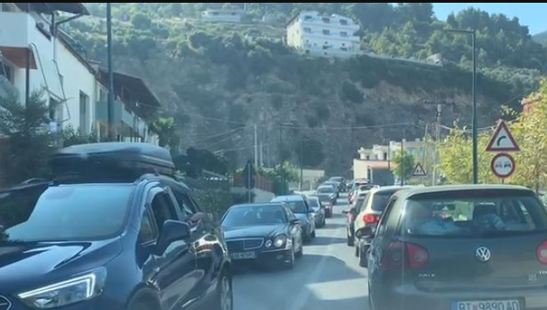 Trafik i rënduar në Vlorë/ Pushuesit dynden drejt jugut të vendit hhh