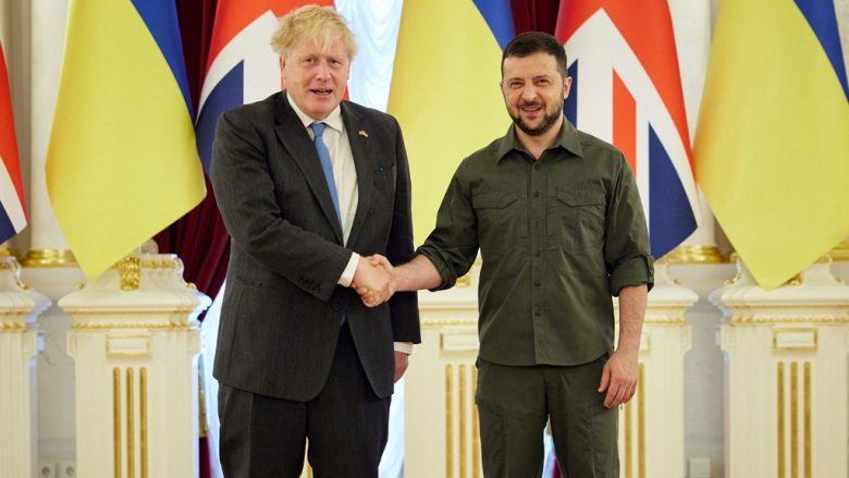“Të dëbojmë Rusinë nga Ukraina”/ Johnson pas takimit me Zelenskyy: Mbështetja ushtarake do vazhdojë hyy