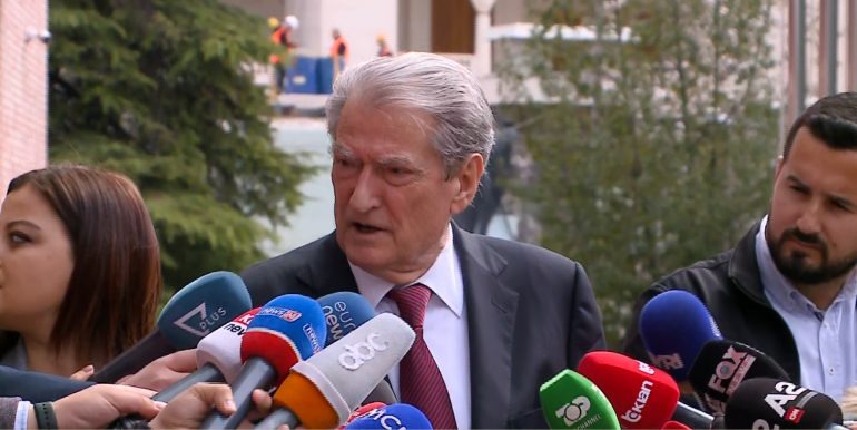 Nuk i dhanë fjalën, Berisha dhe deputetët e “Foltores” dalin nga Parlamenti, s’marin pjesë… jashy