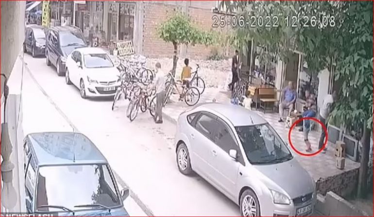 Fëmija bie me kokë nga ballkoni, përplaset në shpatullat e tij e më pas në trotuar (VIDEO) kamera makine femije