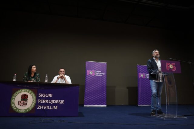 Zhvillohet mbledhja e Asamblesë së Zgjeruar e Bashkisë Përmet, dy kandidatët prezantojnë platformat për drejtues të degës së partisë në Përmet klosi 640x427 1