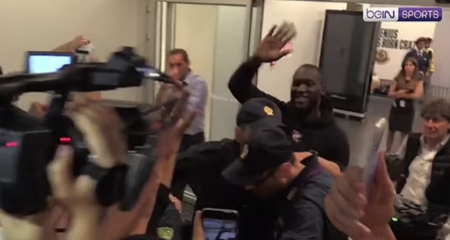 Lukaku mbërrin në Itali, tifozët e Interit e presin me këngë (VIDEO) lukaku