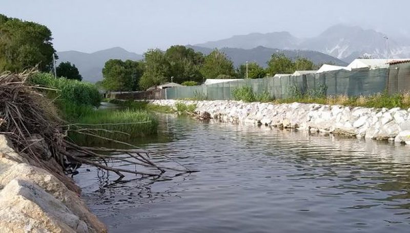 Gjendet trupi i pajetë i një gruaje gjysmë e zhveshur në Itali, viktima dyshohet se është shqiptare lumi itali