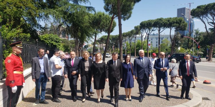 FOTOT/ Maxhoranca në homazhe për Nishanin, nga Spiropali tek Balla, ja ministrat e deputetët e pranishëm 3 p1 750x375 1