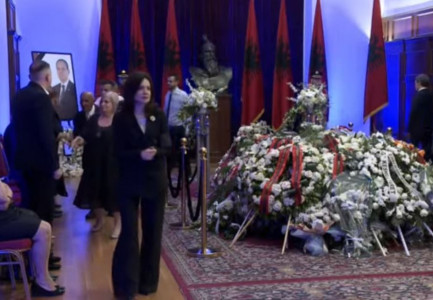 FOTOT/ Maxhoranca në homazhe për Nishanin, nga Spiropali tek Balla, ja ministrat e deputetët e pranishëm 1 p3