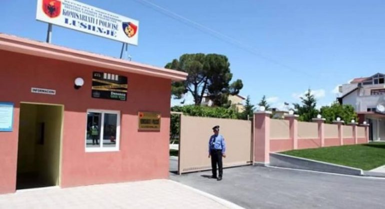 E rëndë në Lushnjë, 17-vjeçarja plagos me thikë vëllain policia e lushnjes 770x419 1
