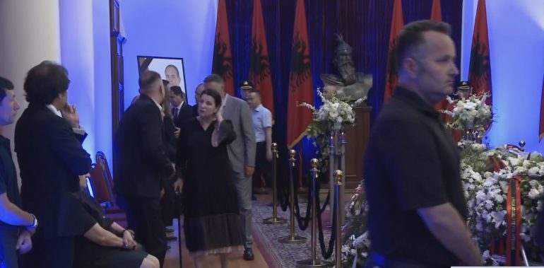 Rajmonda Bulku me bastun, përlotet para arkëmortit të ish-Presidentit Nishani rajmondaa 770x379 1