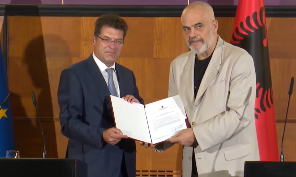 Rama i dorëzon Komisionerit të BE për menaxhimin e krizave kërkesën e Shqipërisë për anëtarësim rama komisioneri