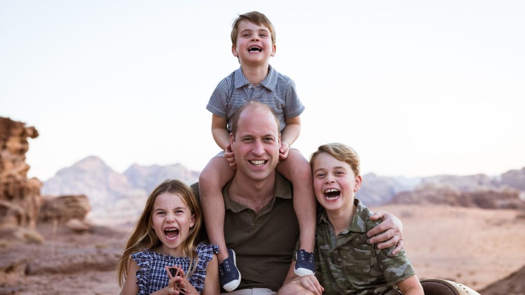 Dita e Baballarëve: Princi William publikon foto të re me George, Charlotte dhe Louis skynews prince william prince george 5808796