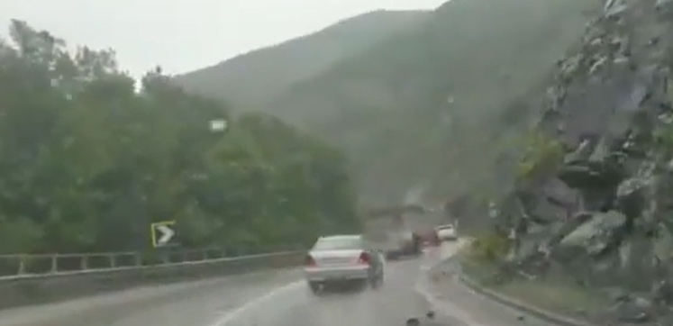 Shtrëngata e shiut “pushton” Librazhdin, policia apel drejtuesve të mjeteve stuhi