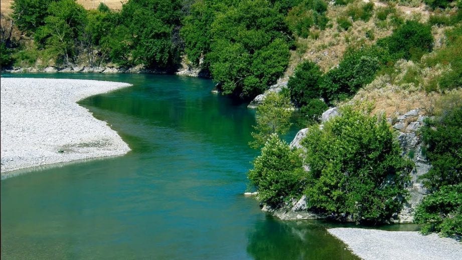 Familjarët e kërkojnë prej dy ditësh, sendet e një gruaje gjenden pranë lumit Vjosë vjose
