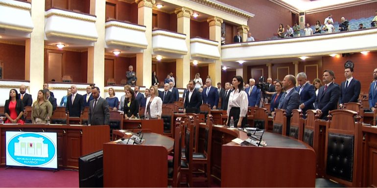 Rezoluta e Srebrenicës sot në Kuvendin e Shqipërisë, deputetët mbajnë një minutë heshtje 1 minute heshtje 770x385 1