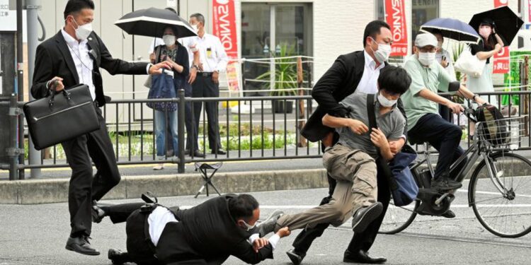 Publikohen pamjet e momentit kur qëllohet për vdekje ish-kryeministri japonez (Video) 1200 630 9e8bbc2eea26d0132d8395abba96bf9c 750x375 1