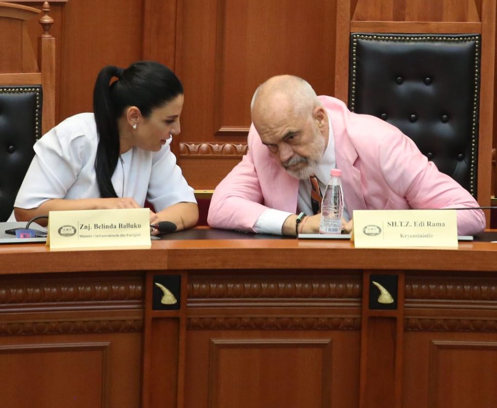 Nga xhaketa rozë e Ramës tek të qeshurat me Ballukun, çfarë nuk u pa sot në Kuvend 3 122363b1 4642 4bd8 82c4 65060632873a