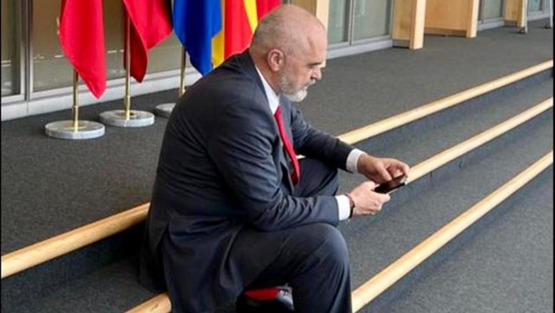 Rama ulet në shkallët e KE-së pas hapjes së negociatave, bien në sy çorapet e kuqe