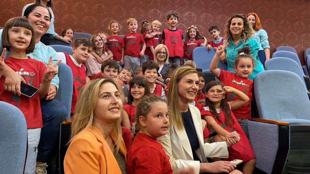 “Jam ministre e kalamajve”, Muzhaqi befason fëmijët me shpjegimin që i bën detyrës së saj 1658395979 FMIJE1