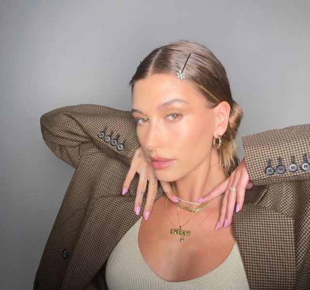 Hailey Bieber na jep disa ide fantastike për modelet e flokëve këtë verë 2 2 24 640x599 1