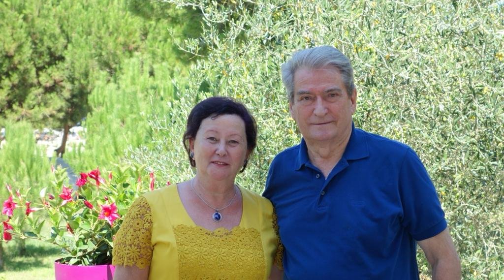 Me bashkëshorten në krah, Berisha uron Kurban Bajramin: T’i lutemi Zotit që çdo sakrificë ta pranojë dhe të na shpërblejë në mirësi 291786014 603747931106313 3855506729497674728 n 1