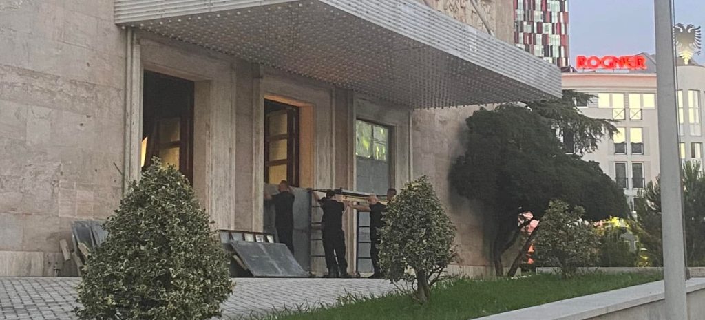 Frika nga protesta e Berishës, nis blindimi i Kryeministrisë 292615894 2316590311816716 5408485592659094080 n 1