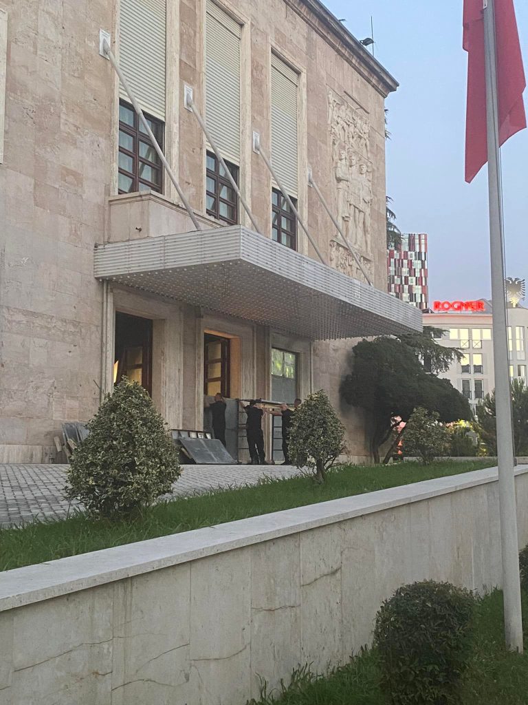 Frika nga protesta e Berishës, nis blindimi i Kryeministrisë 1 292615894 2316590311816716 5408485592659094080 n