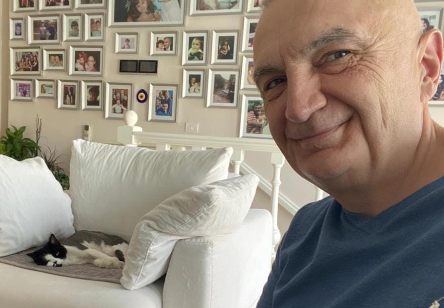 Tre ditë nga largimi i zyrës së Presidentit, Ilir Meta publikon foton me “miken e ngushtë”: Një pushim i shkurtër dreke 294061747 597760231719216 4685216335461410333 n 1