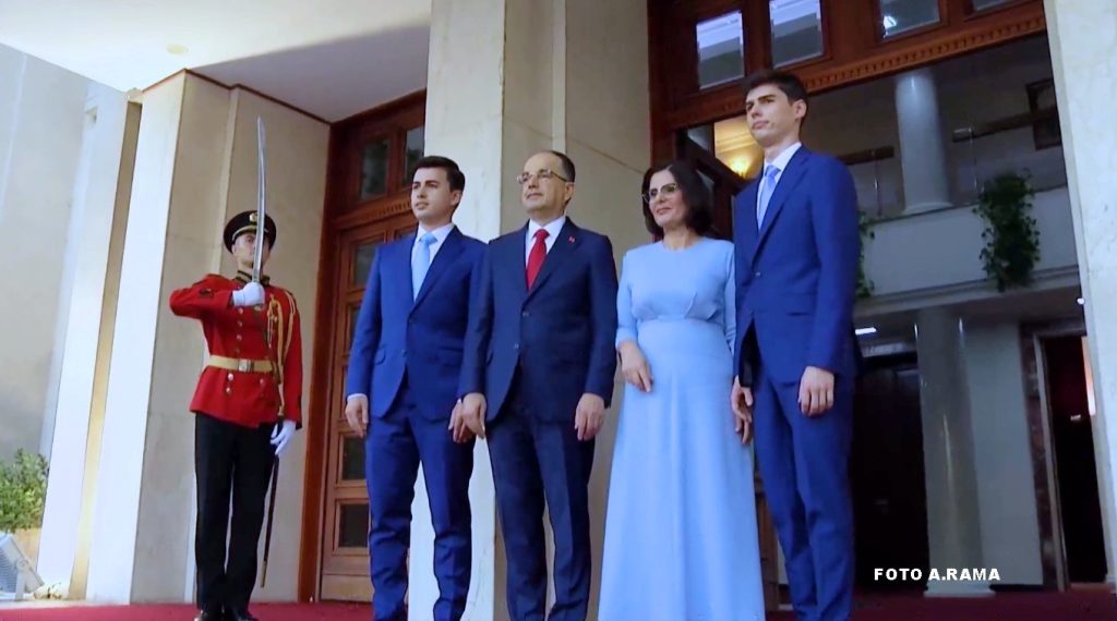 “Çfarë u mungon të rinjve në Shqipëri?” Presidenti i ri fshin postimet e Metës, pyet qytetarët në Instagram 295766163 3195375507395122 5531169844998445814 n