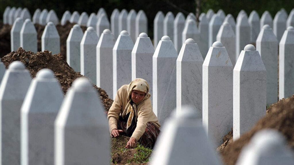 27 vite nga masakra e Srebrenicës, serbët vranë burra dhe djem myslimanë 473E56C8 41AA 4A50 AC11 C463CEF2E819 w1200 r1
