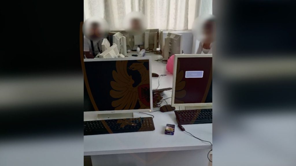 Mashtronin të huajt për të investuar në bursa fiktive, prangosen 3 persona në Tiranë. Mes tyre dhe pronari i ‘call center-it’ 62c935a338634FOREX 1